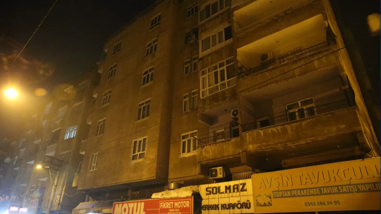 Diyarbakır’da kolonu patlayan bina paniğe neden oldu: 3 yapı tahliye edildi