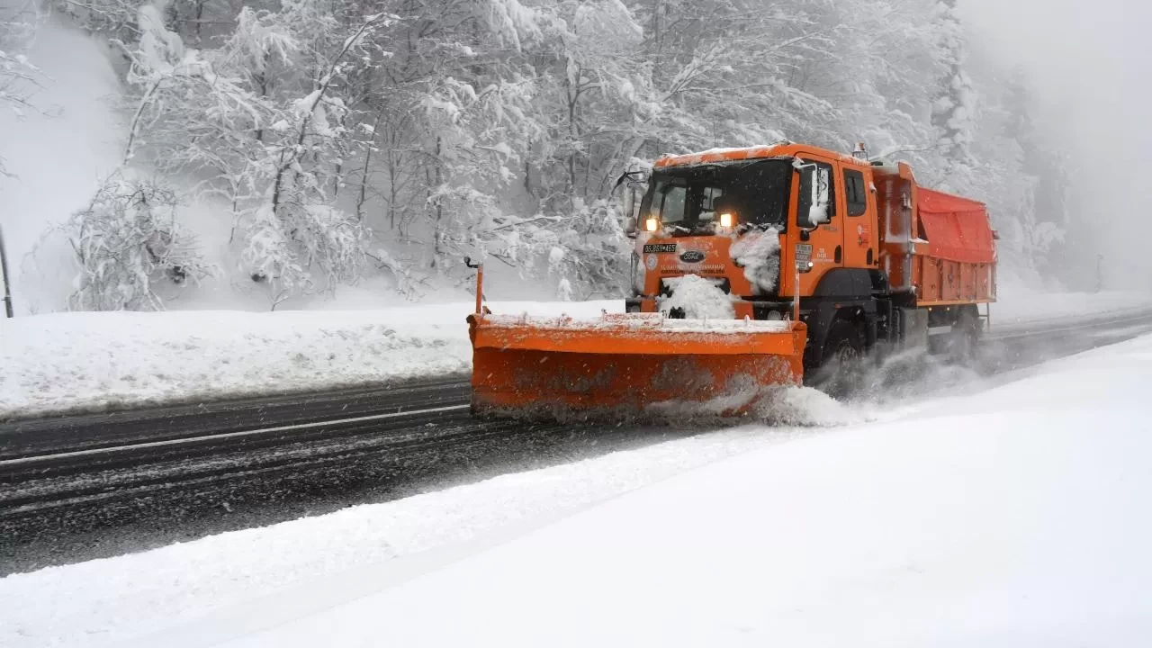 Kar nedeniyle bazı yollar ağır taşıt trafiğine kapatıldı
