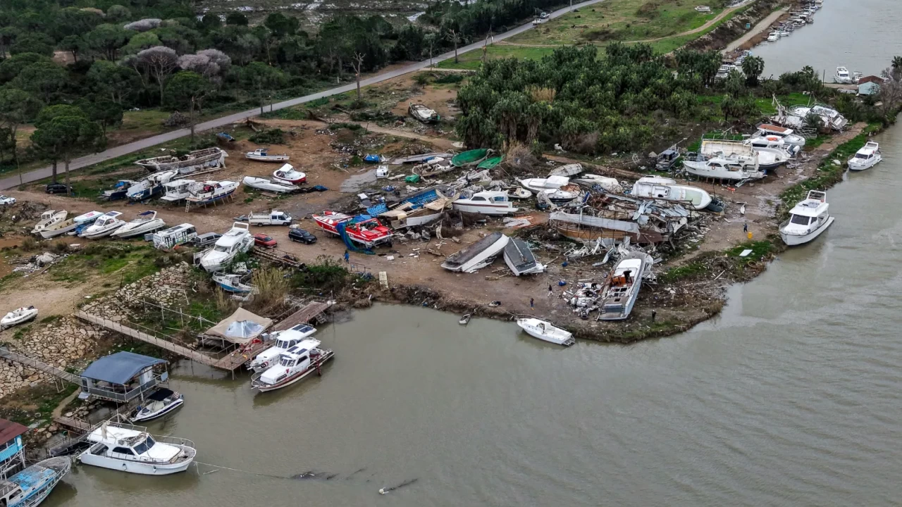Antalya’yı hortum yıktı geçti: Seralar yıkıldı, tekneler parçalandı!