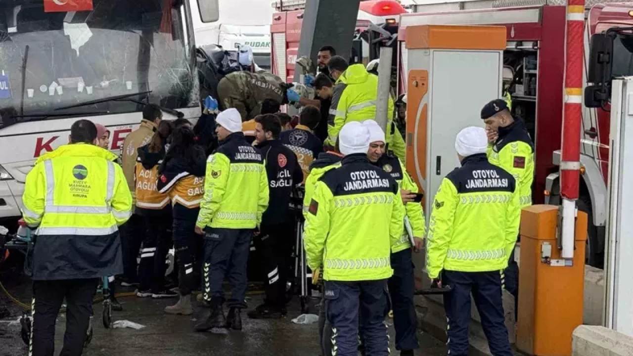 Silivri’de korkunç kaza: Yolcu otobüsü gişelerde otomobile çarptı, 2 ölü 1 ağır yaralı