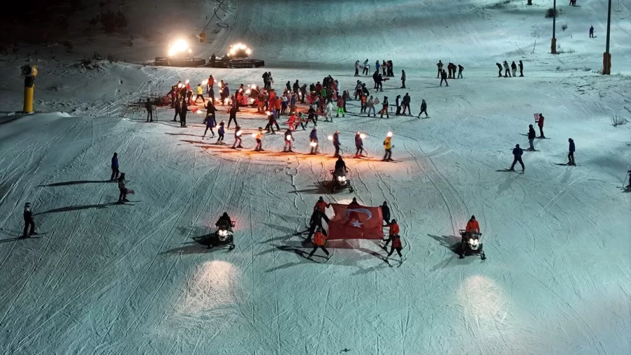Sivas Yıldız Dağı'nda kış sezonu coşkuyla açıldı: Halaylar ve gece kayağıyla unutulmaz anlar