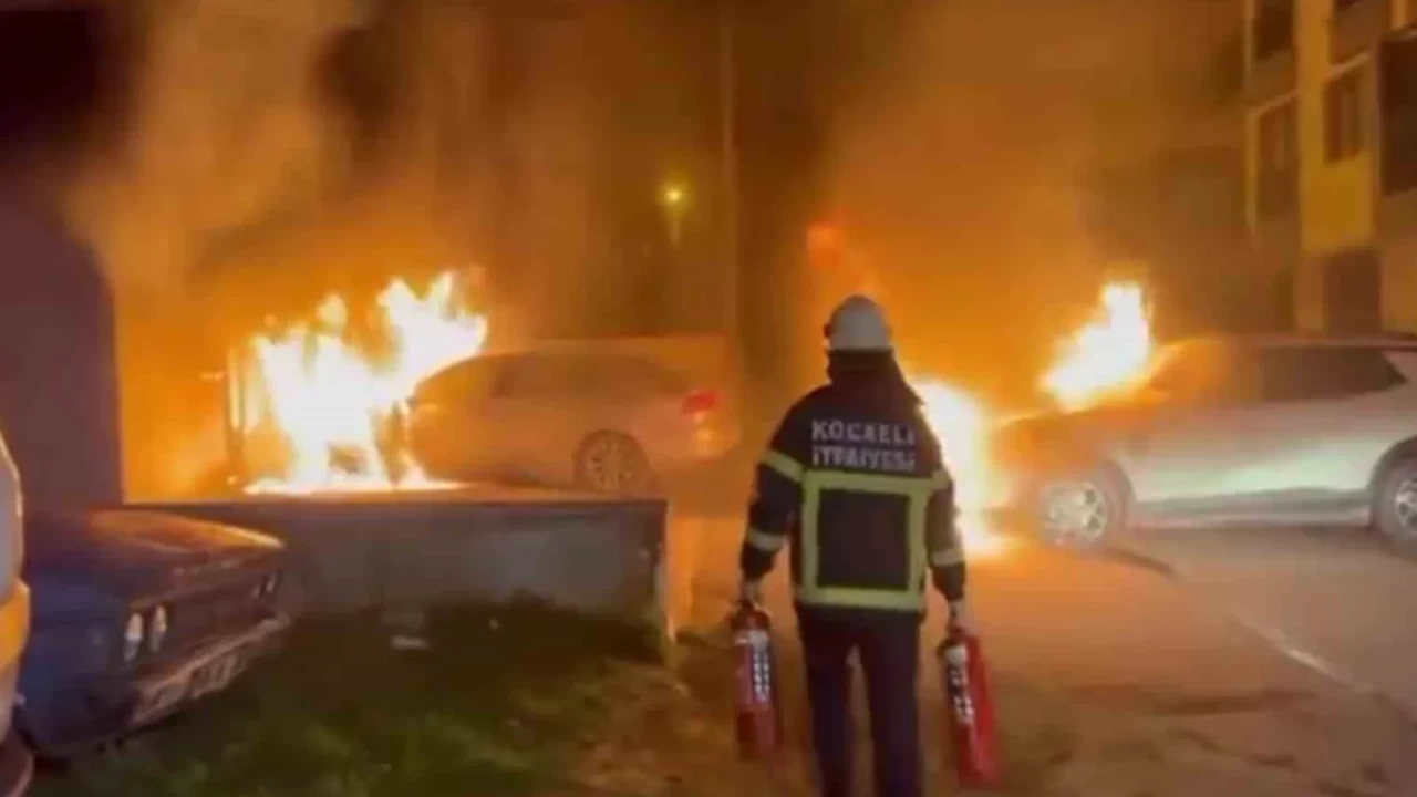 Darıca’da park halindeki otomobil yandı: Alevler yanındaki araca da sıçradı