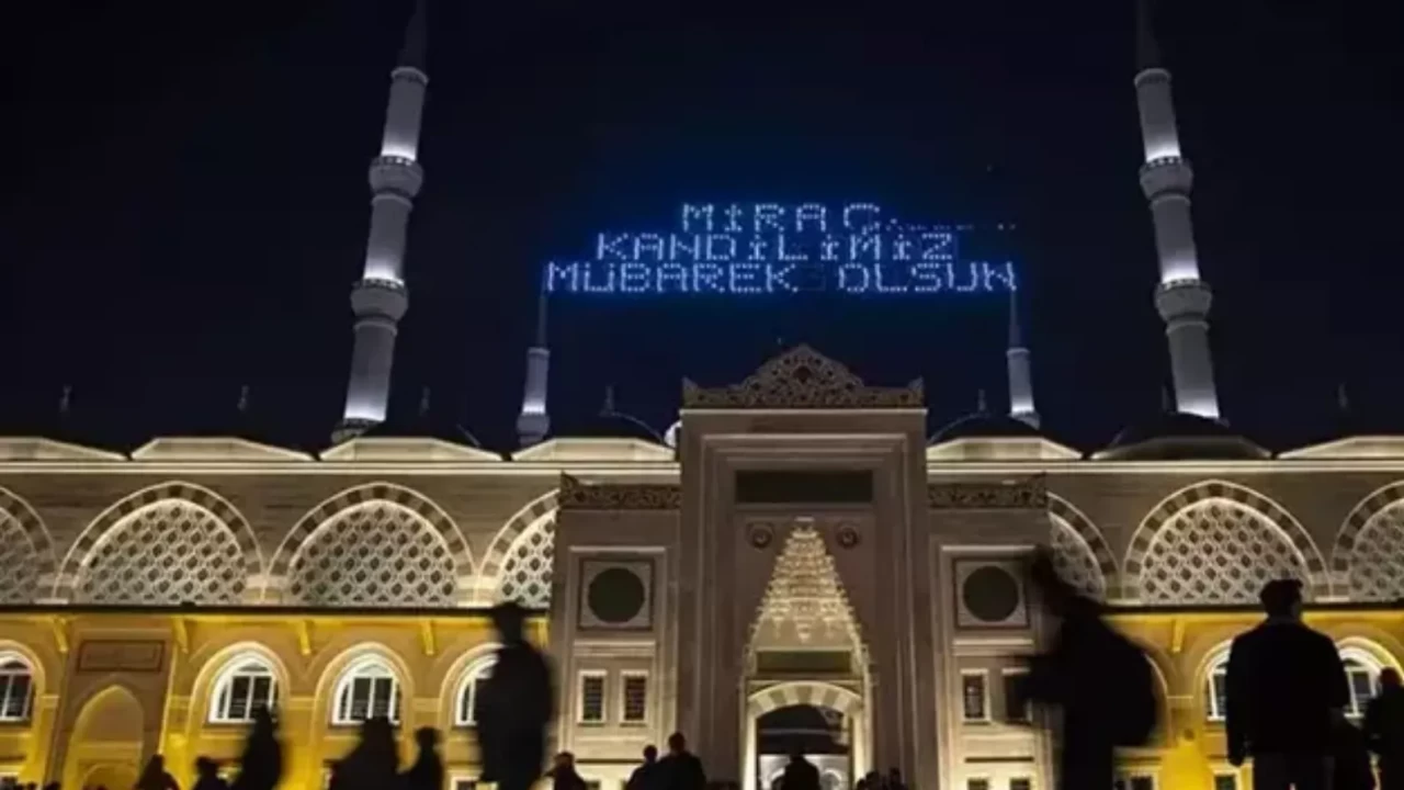 Ayetli ve hadisli Miraç Kandili mesajları 2026! Bu geceye özel dualı Kandil sözleri