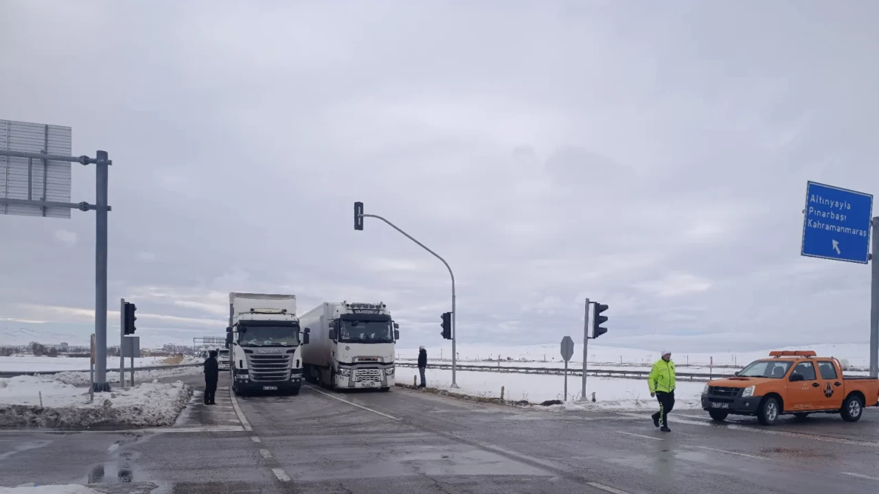 Kayseri-Kahramanmaraş kara yolu kar yağışı nedeniyle ağır taşıt trafiğine kapatıldı