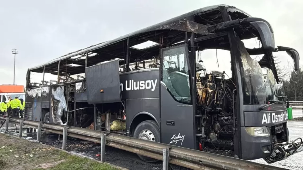 Anadolu Otoyolu’nda facianın eşiğinden dönüldü: Yolcu otobüsü alev alev yandı