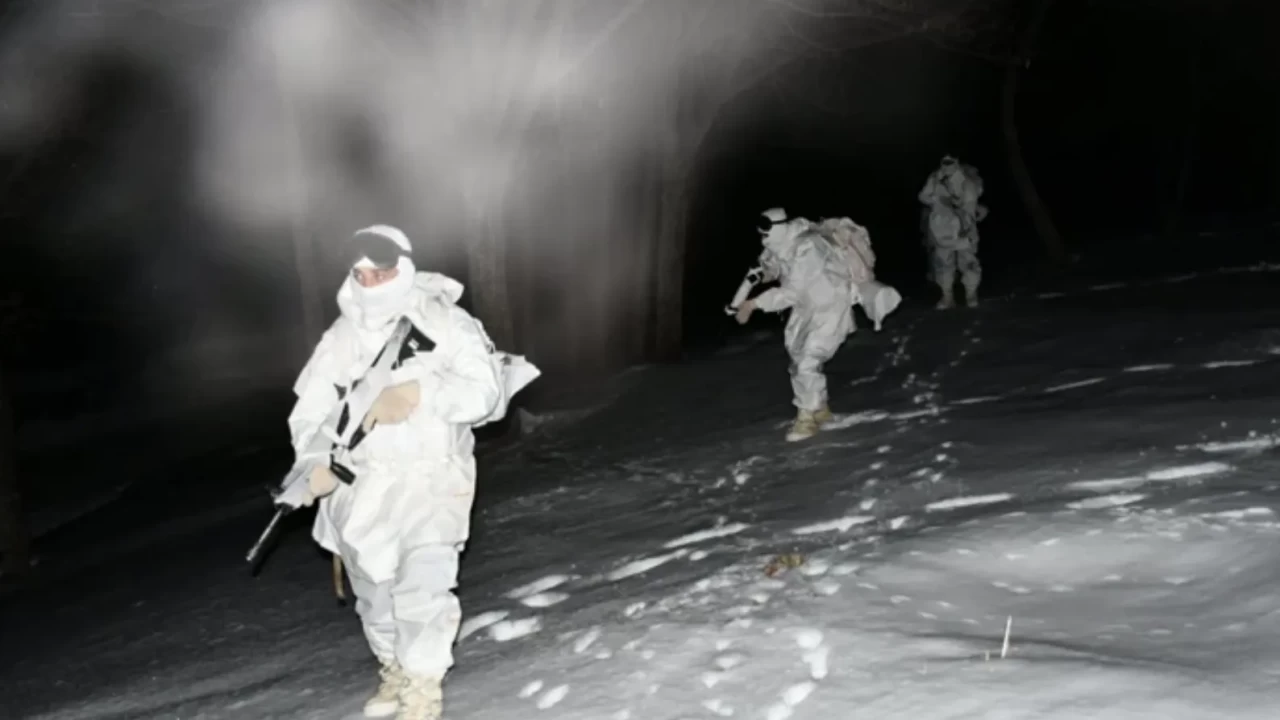 Mehmetçiğin karlı arazide gece eğitimi