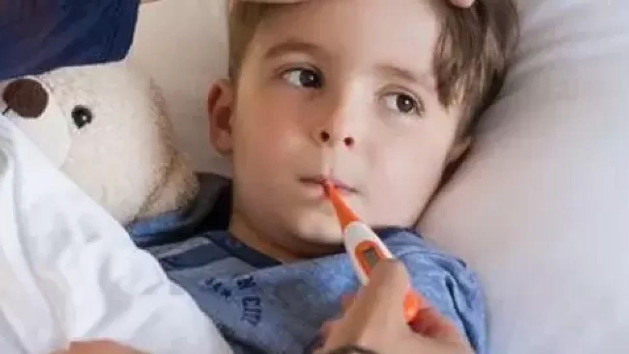 Uzmanlardan uyarı geldi! Ateşi olan çocuğu okula göndermeyin