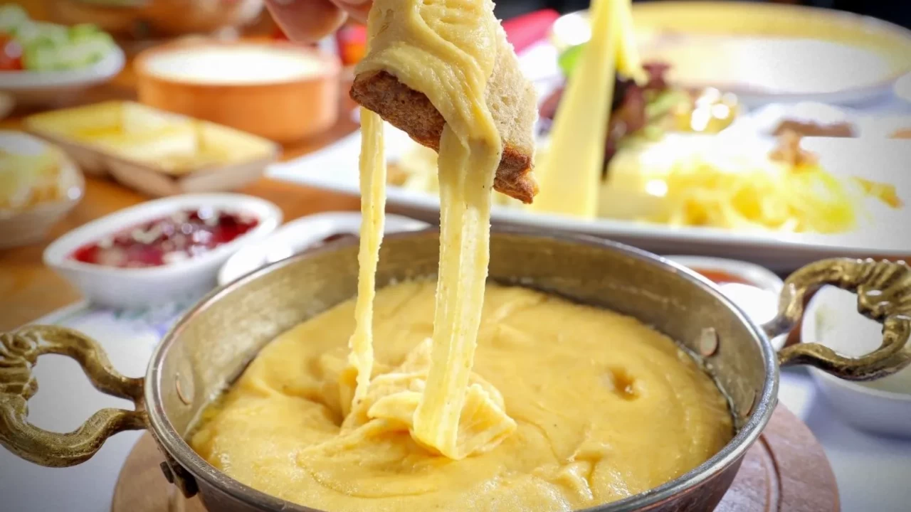 Pazar kahvaltısının yıldızı: Asla şaşmayan  soğuk su  sırrıyla uzayan mıhlama tarifi!