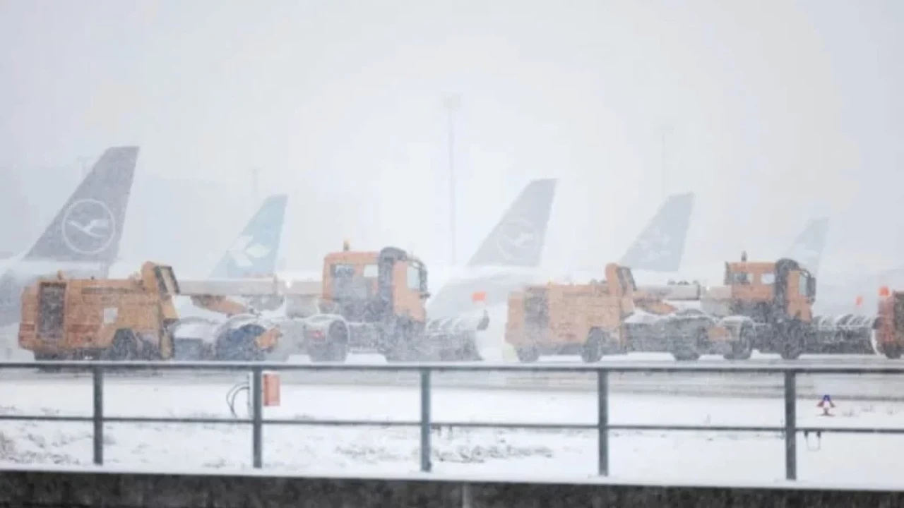 Frankfurt Havalimanı’nda kar alarmı: 98 uçuş iptal edildi