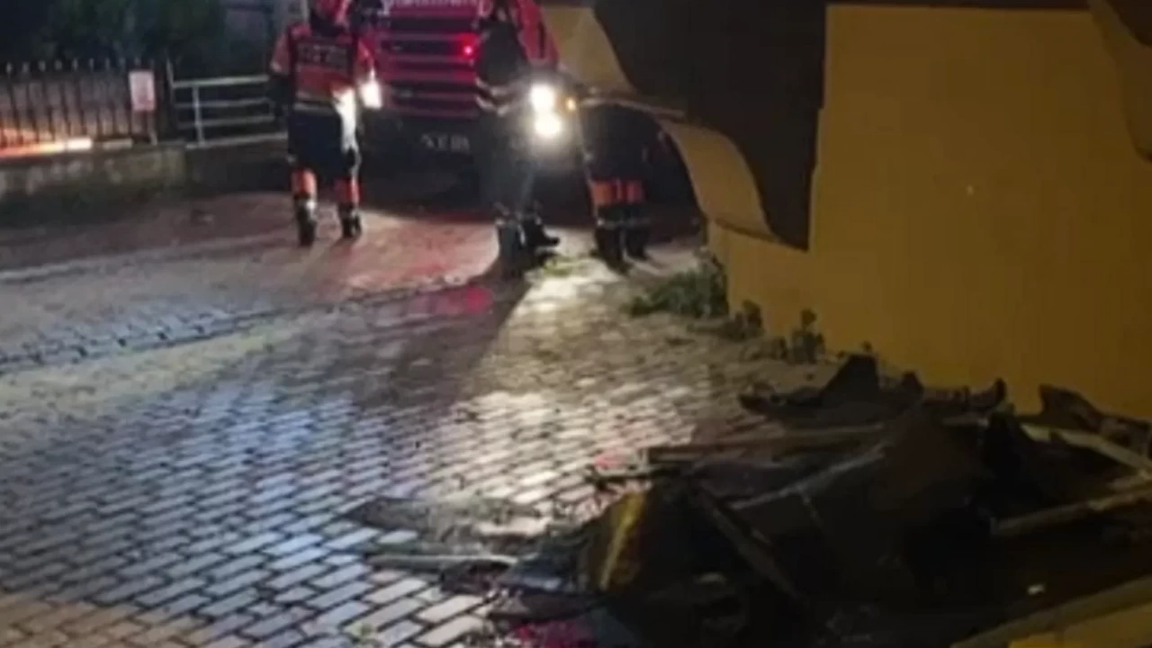 Avcılar'da fırtına korkuttu! Çatıdan kopan parçalar bahçeye savruldu