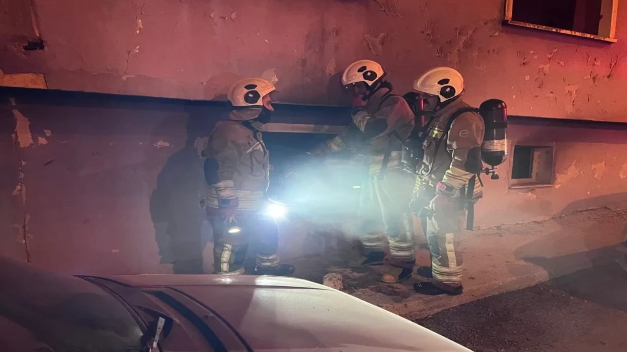 Hatay’da metruk binada alevler yükseldi