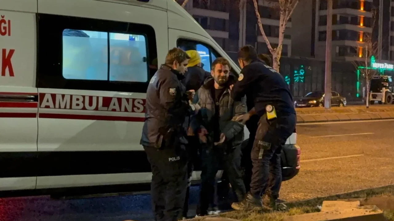 Kayseri’de takla atan otomobilde can pazarı: Yaralı genç arkadaşının başından ayrılmadı!