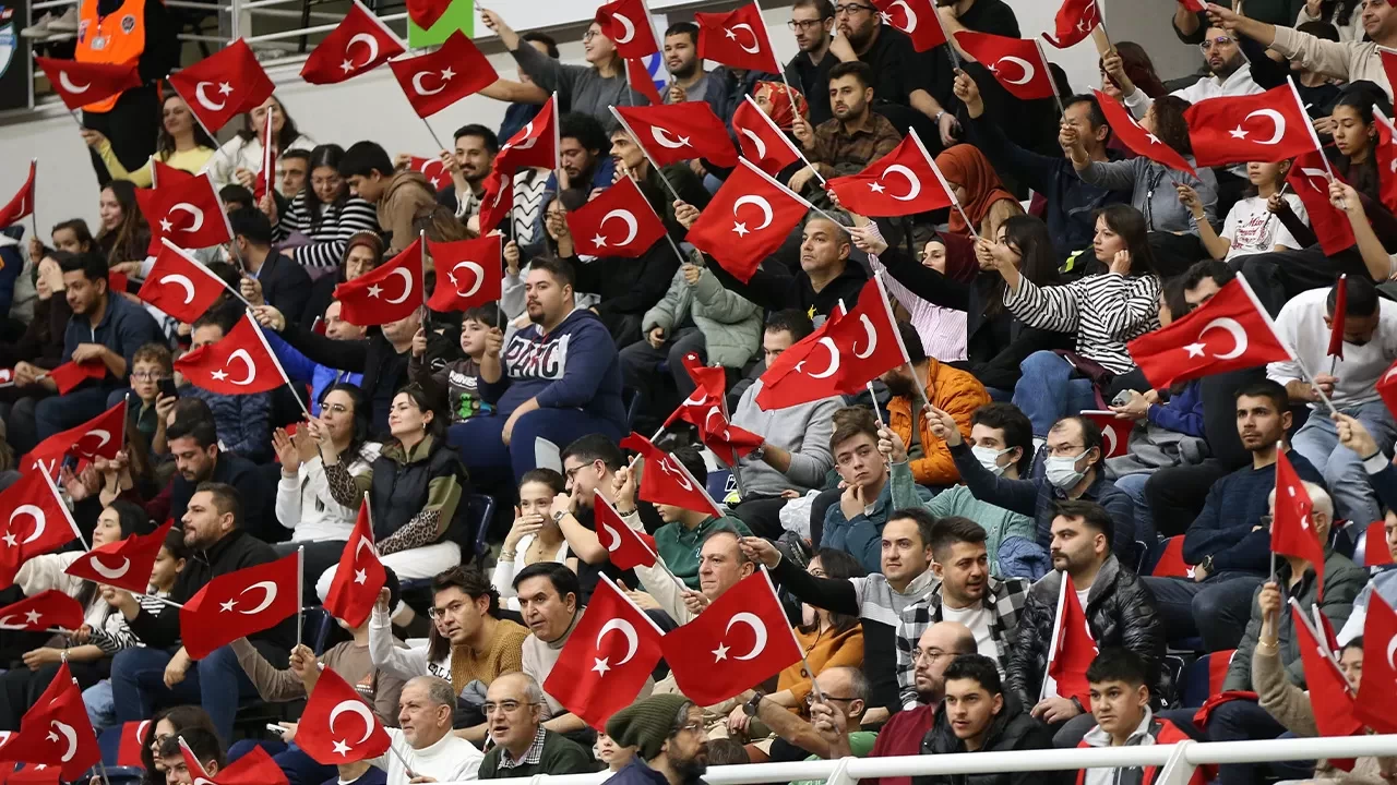 Basketbol Süper Ligi’nde tribünler Türk bayraklarıyla kırmızı-beyaza büründü