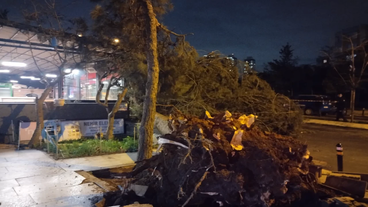 Ataşehir’de şiddetli fırtına! Cadde trafiğe kapandı