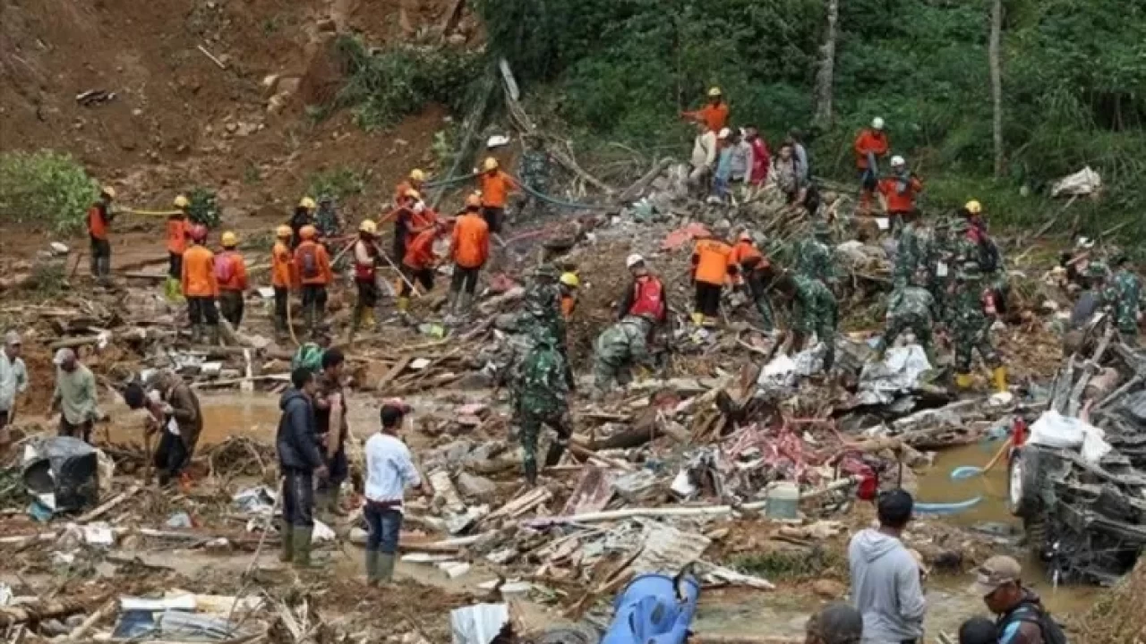 Endonezya’daki toprak kaymasında bilanço ağırlaşıyor: Ölü sayısı 25 oldu