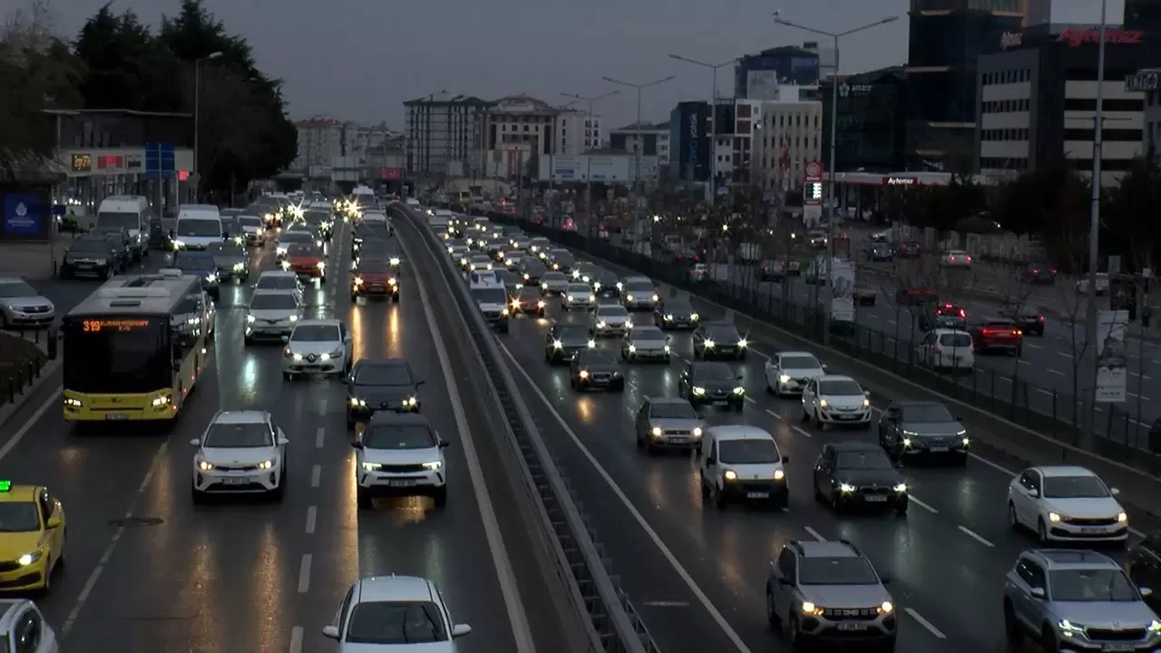 İstanbul'da iş çıkışı trafik kabusu: Yoğunluk yüzde 83'e fırladı!