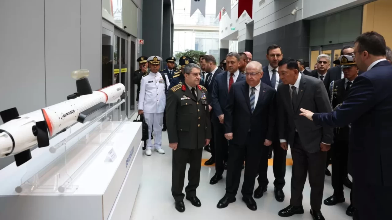 Bakan Güler, Endonezyalı mevkidaşı ile ASELSAN'ı ziyaret etti