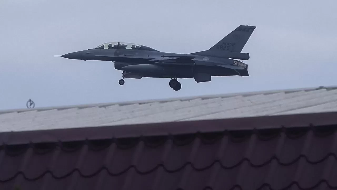 Tayvan semalarında alarm: F-16 savaş uçağı denize düştü