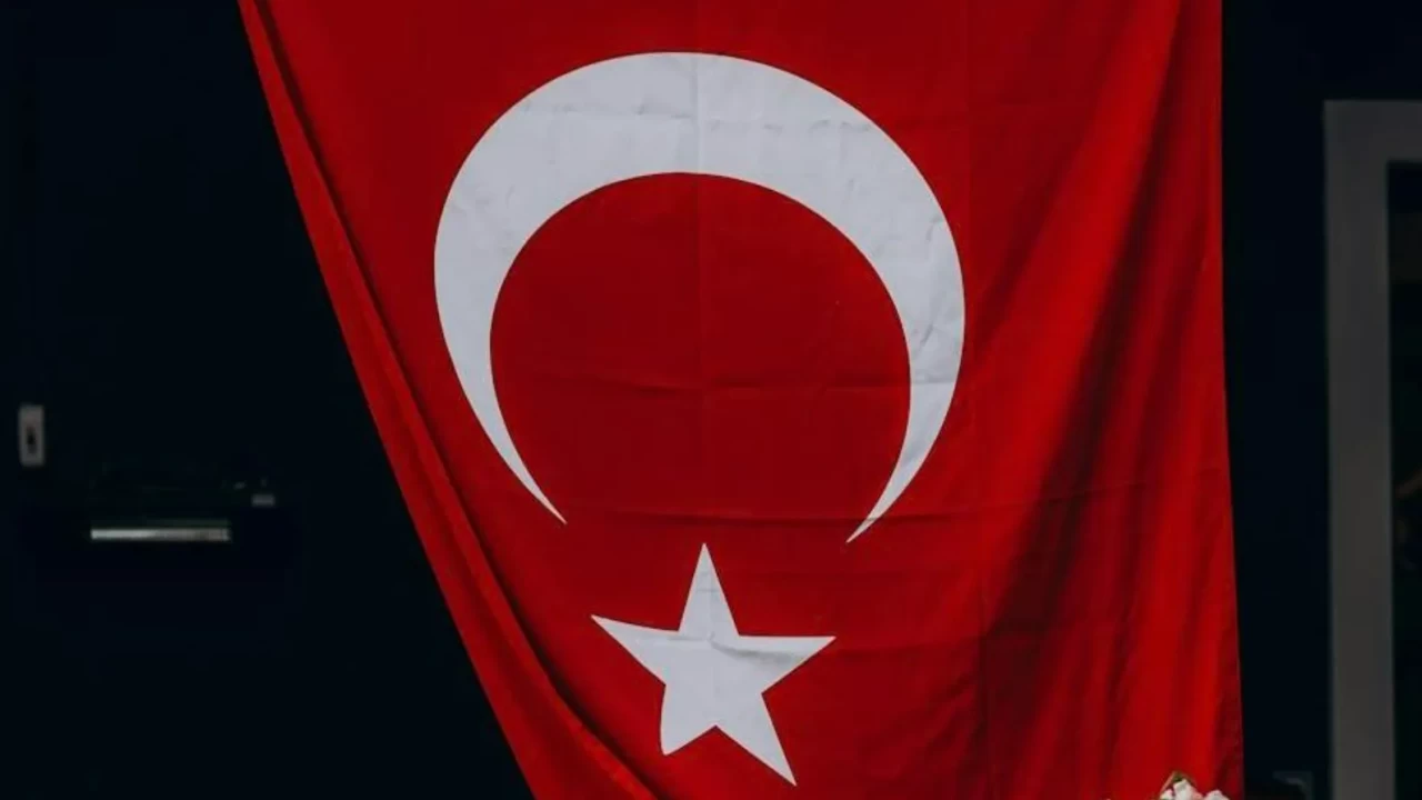 Nusaybin sınırında alçak provokasyon! Türk Bayrağını İndiren teröristlere sert tepki: Şanlı bayrağımıza ujzanan el kırılacak