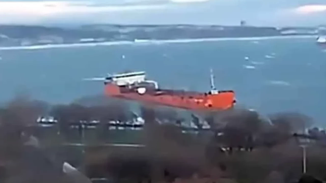 Lodosun sürüklediği kimyasal tanker sahile 30 metre kala kurtuldu