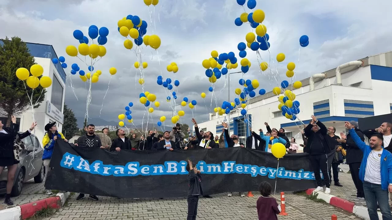 İzmir'de lösemi tedavisi süren 3 yaşındaki Afra için gökyüzüne umut balonları uçtu