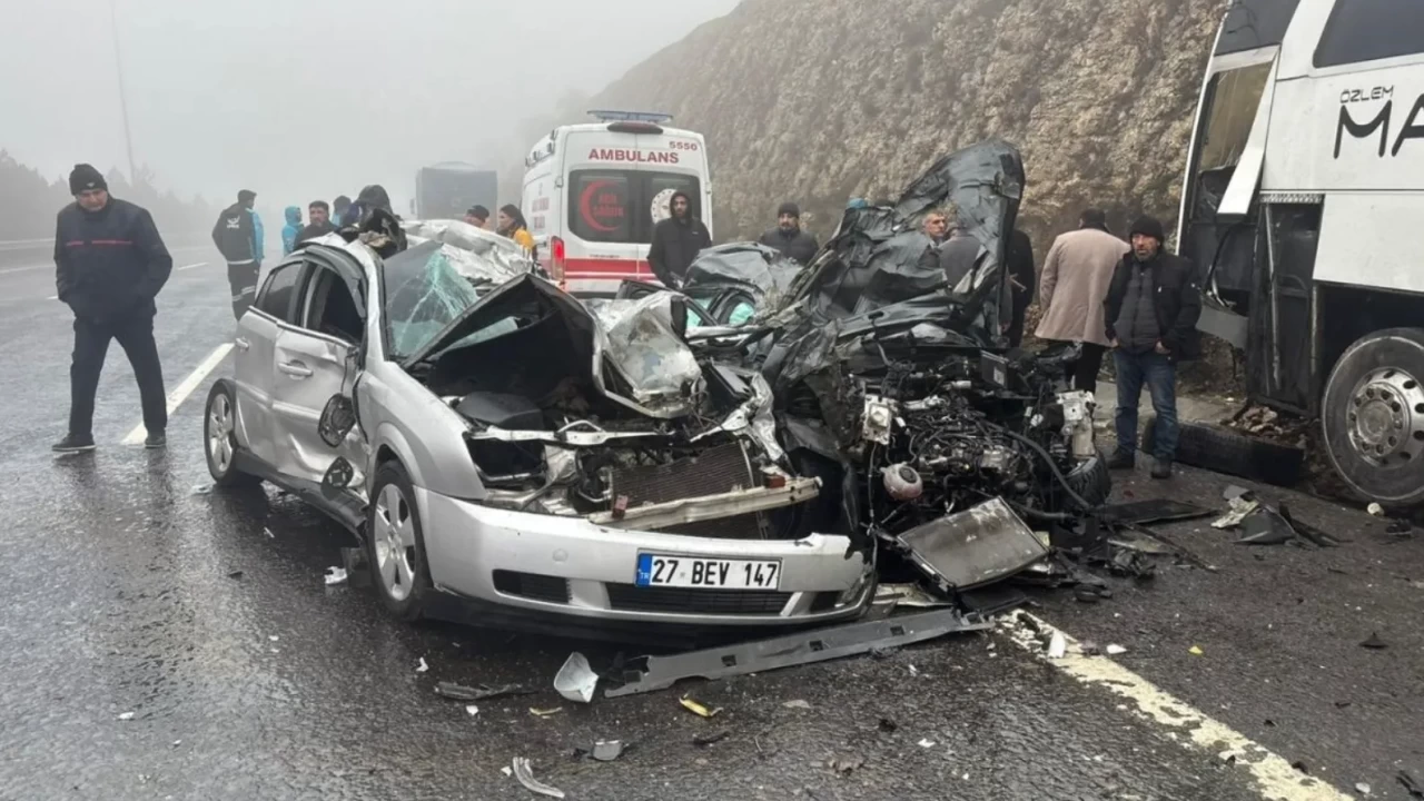 TAG Otoyolu'nda can pazarı! Yoğun sis zincirleme kazayı beraberinde getirdi: 2 ölü, çok sayıda yaralı var
