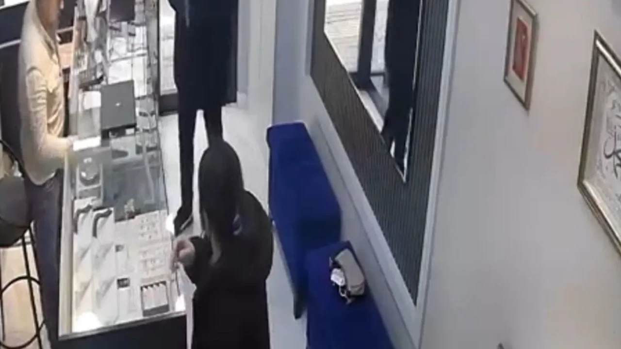 Kuyumcuda panik anları! Soyguncu kameralara böyle takıldı