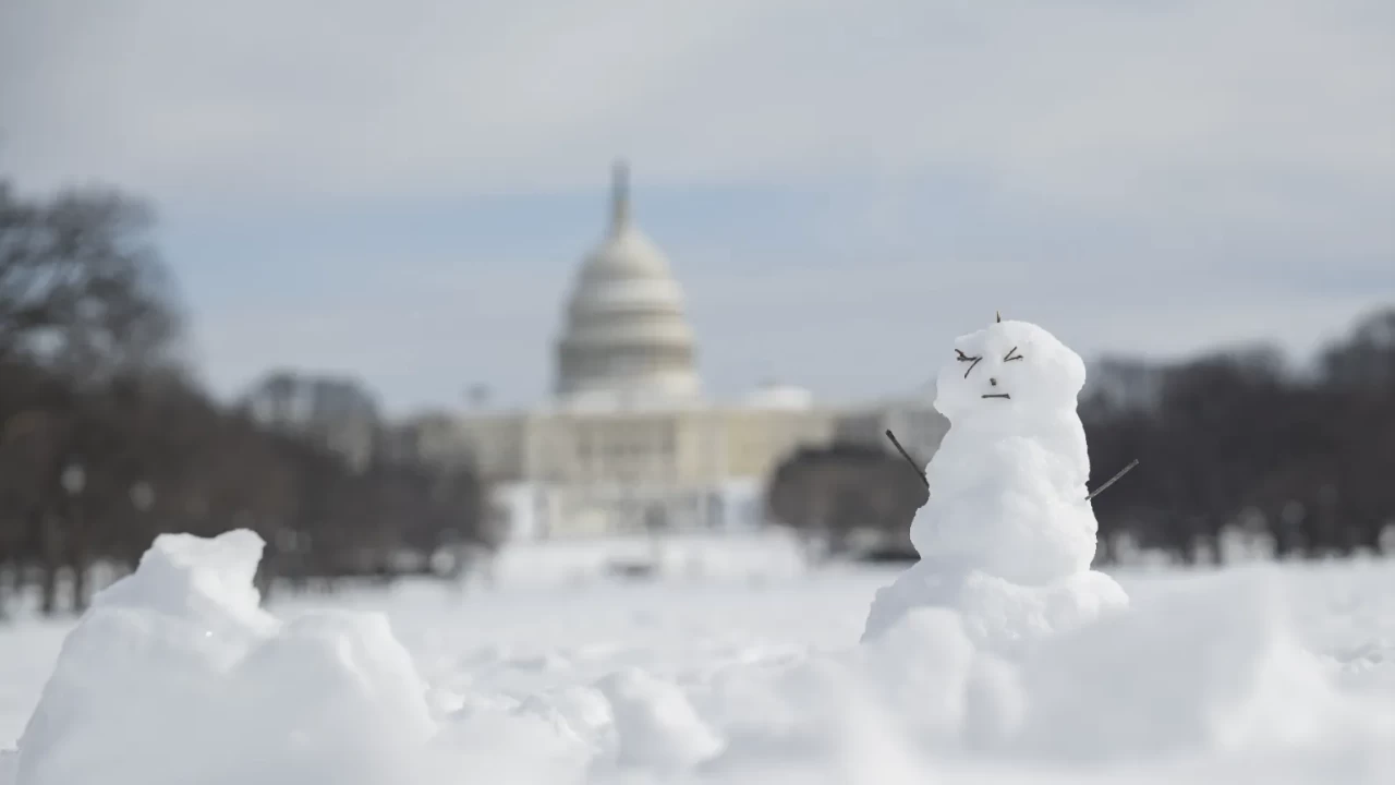 Washington beyaza büründü: Potomac Nehri buz tuttu, Capitol karda kayboldu!