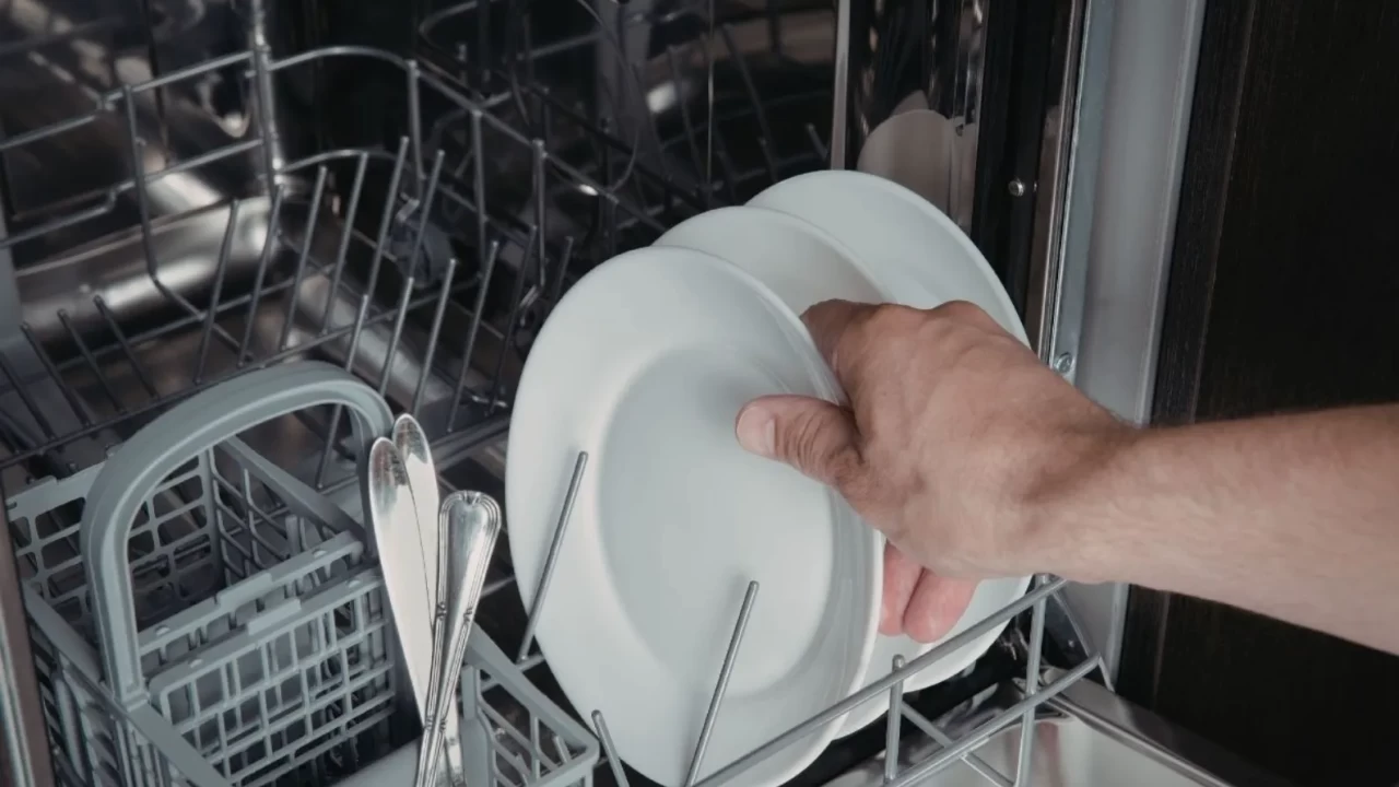 Bulaşık makinesinde 7 ölümcül hata: Cihazınızın ömrünü böyle tüketmeyin!