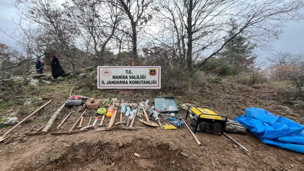 Gördes’te yer altı operasyonu! Kaçak kazıya suçüstü