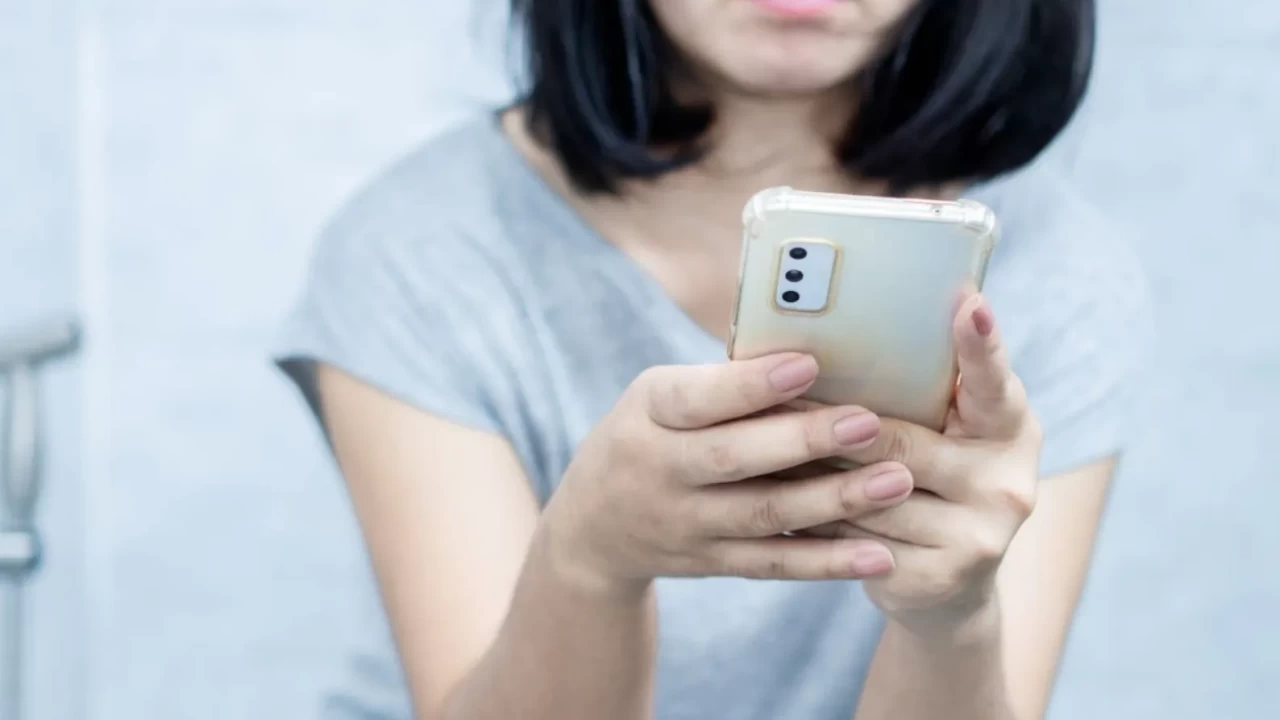 Tuvalete telefonla girenlere korkunç uyarı: 30 dakikalık sosyal medya keyfi hastanelik etti!