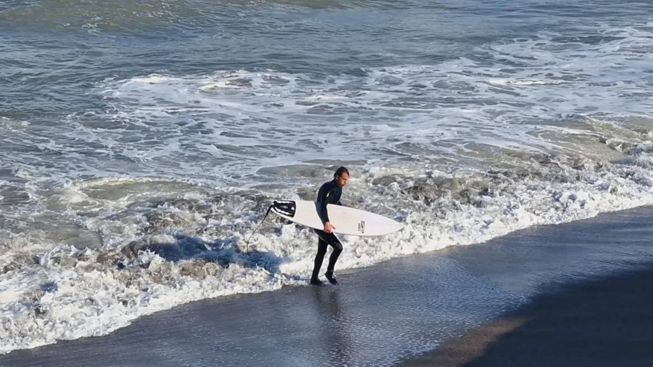 Denizde sörf yapanları boğuluyor sanıp 112'yi aradılar!