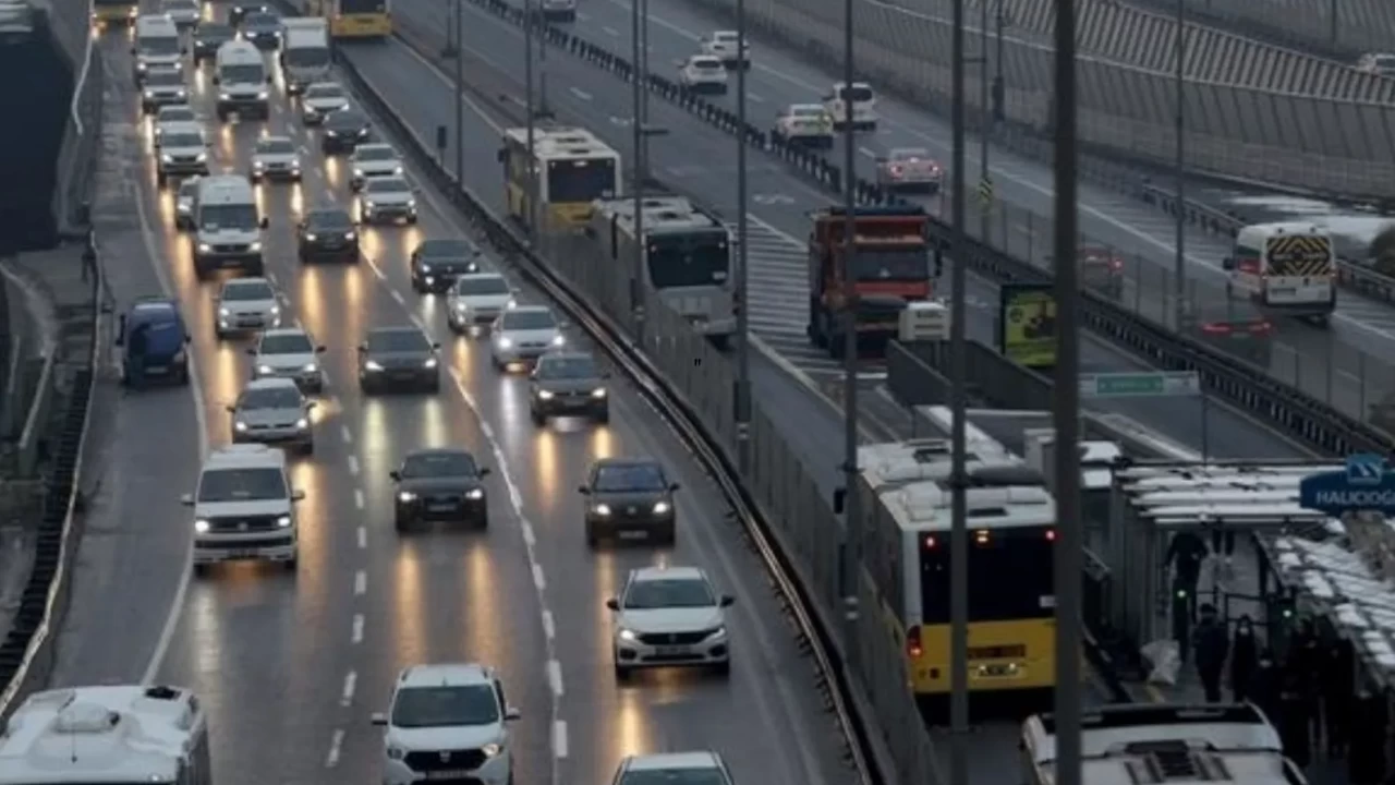 Yollarda çalışma alarmı: İşte trafiğe kapatılan ve kontrollü geçiş verilen güzergahlar
