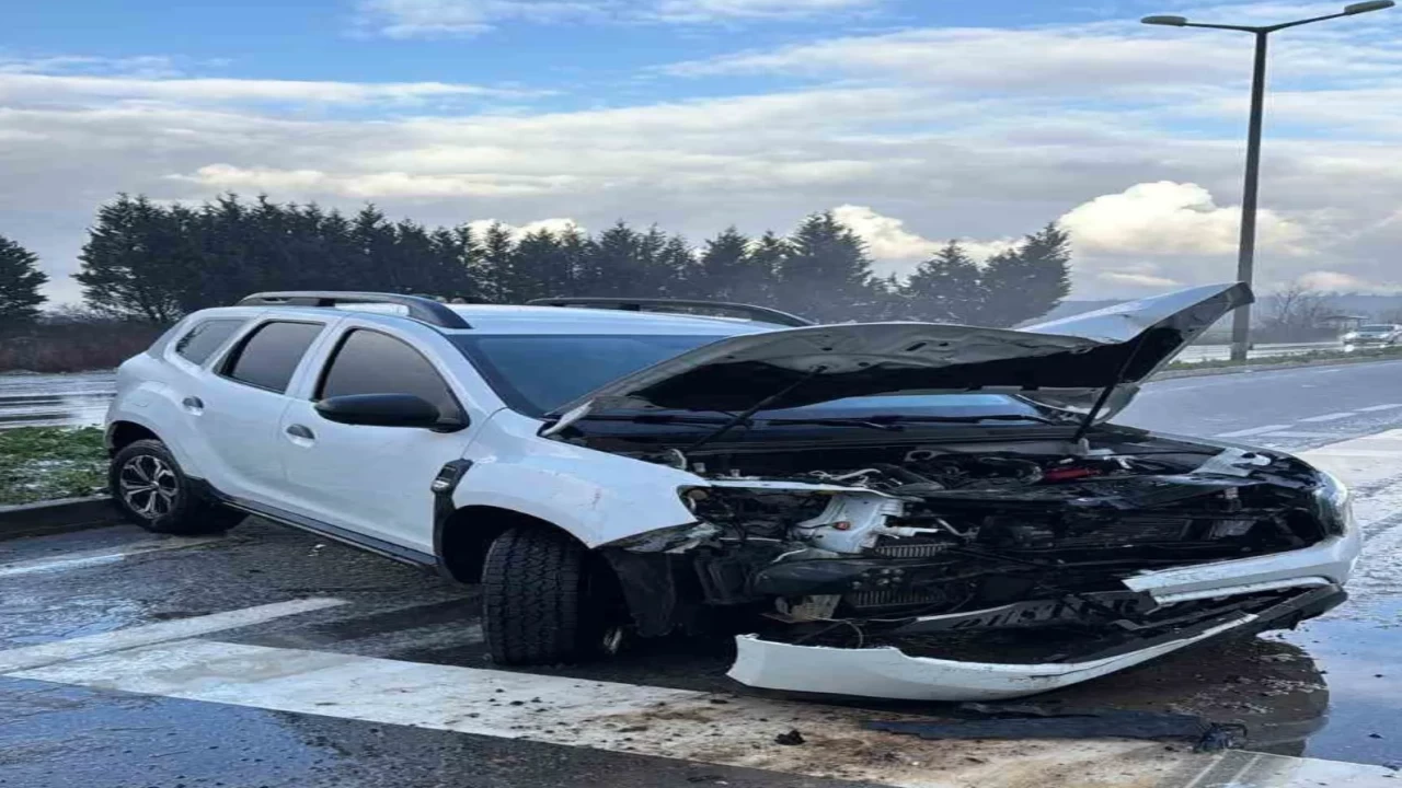 Bir anlık kayma, büyük tehlike! Otomobil tabelaya çarptı, mucize kurtuluş