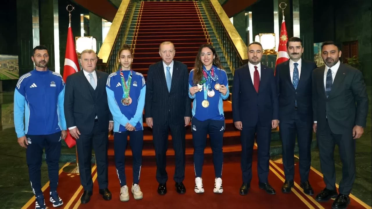 Cumhurbaşkanı Erdoğan, tekvando şampiyonları Sude ve Sıla'yı ağırladı