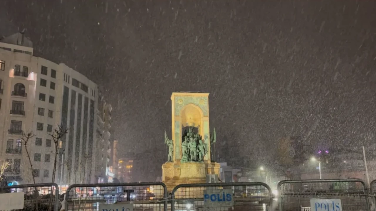 Meteoroloji uyardı, kar Taksim'e indi! Şemsiyesini alan meydana koştu