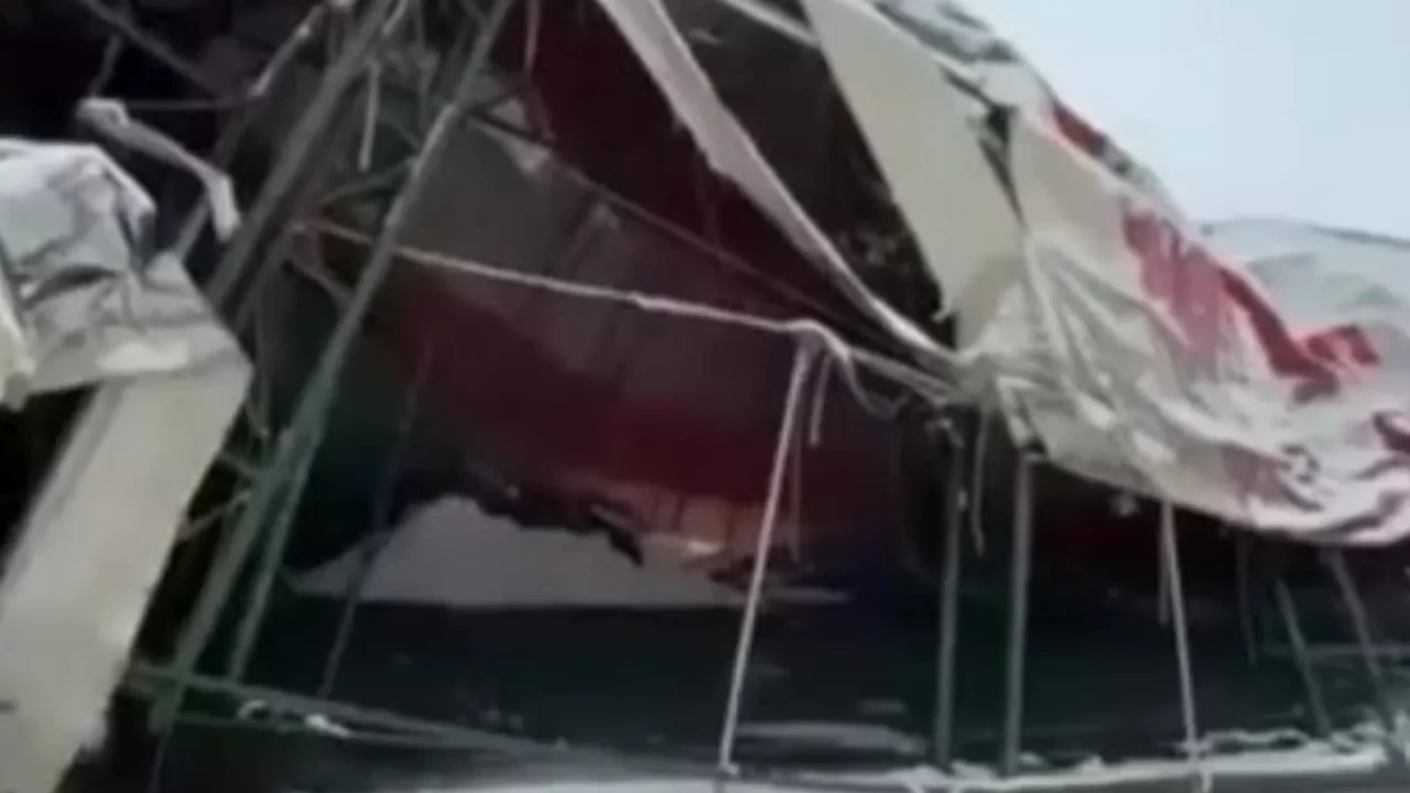 Şırnak’ta karın ağırlığı halı sahayı çökertti