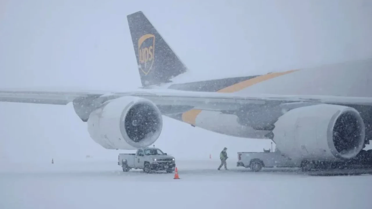 ABD’de kar esareti: Binlerce uçuş iptal, havalimanları kilitlendi!