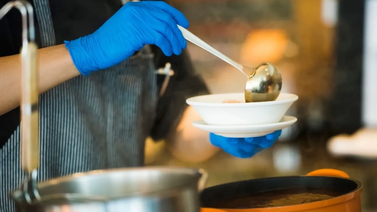 Mutfakta  damlama  devri kapandı: Kepçeyle çorba servis etmenin bilimsel ve temiz yolu!