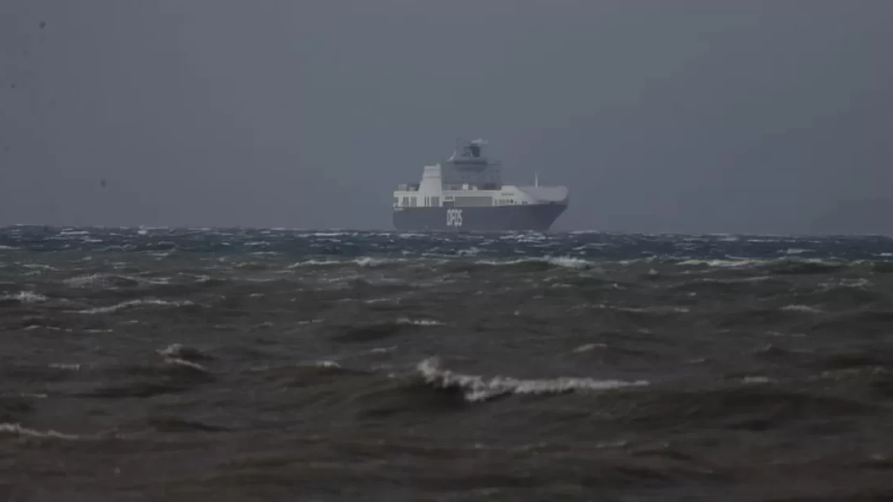 Çanakkale Boğazı'nda çift taraflı lodos engeli: 45 saat sonra trafiğe açıldı