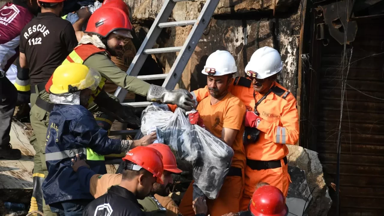 Karaçi’de AVM’de büyük yangın: 14 ölü, 70’ten fazla kayıp var