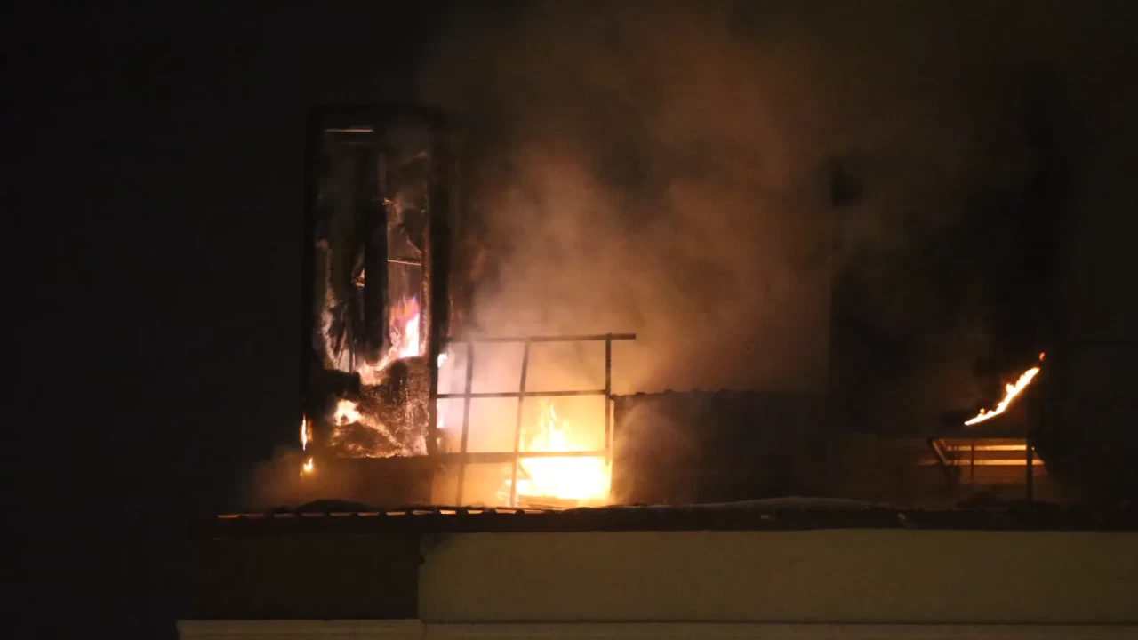 Kars’ta korkutan yangın! 6 katlı binada alevler yükseldi