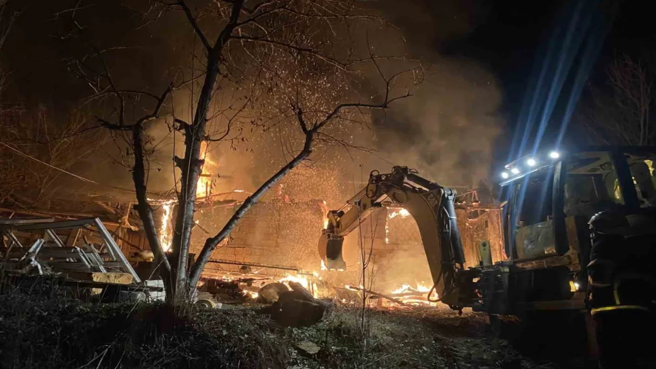 Laçin’de korkutan yangın! Ev ve depo küle döndü