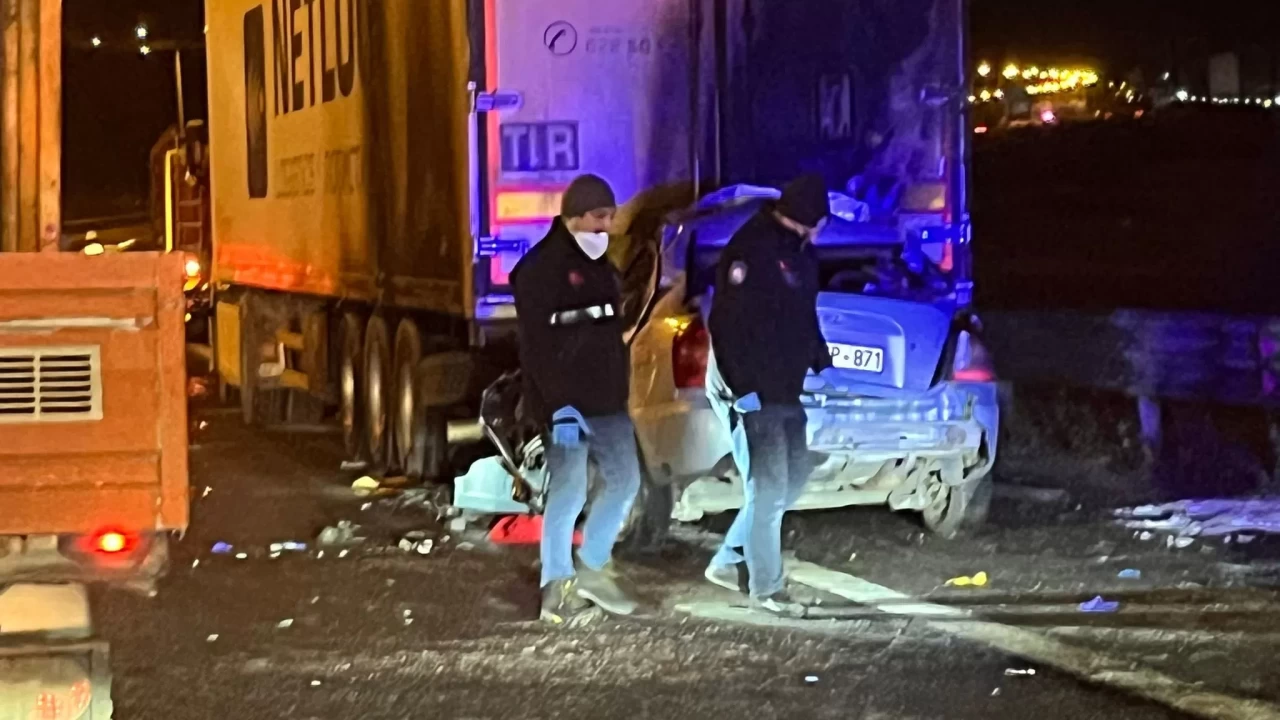 Ankara çevre yolunda feci ölüm: Tırla çarpışan araç sürücüsü kurtarılamadı!