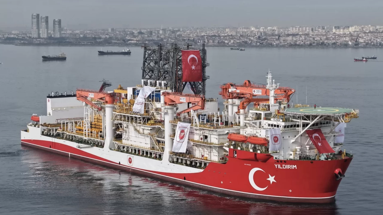 Yıldırım sondaj gemisi İstanbul Boğazı'na yaklaştı: Havadan görüntülendi