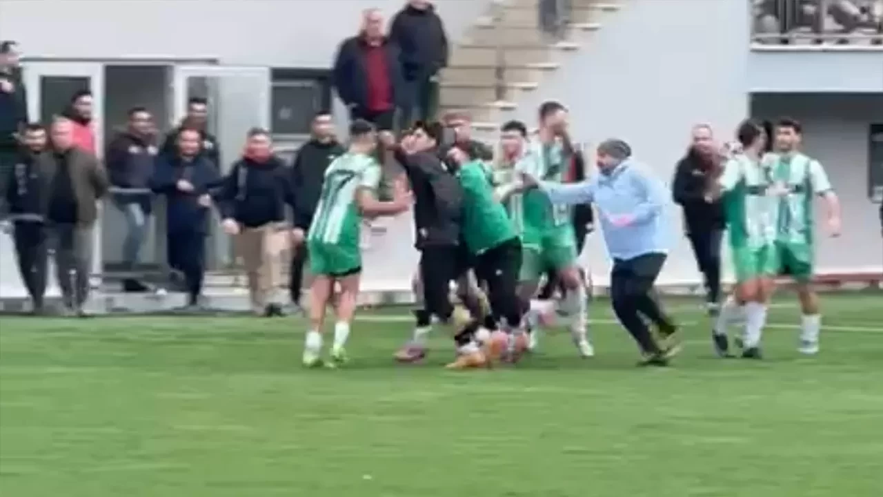 Amatör lig maçında saha karıştı, maç üç kez durdu