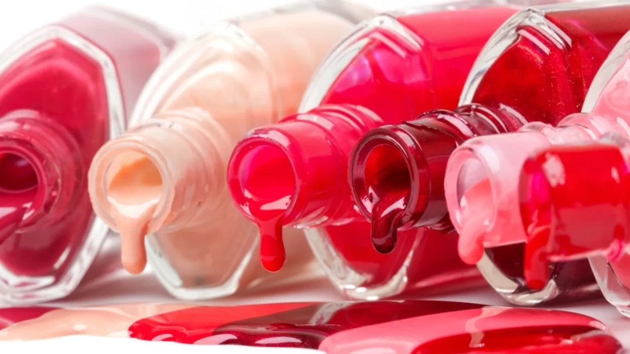 Oje lekesi çıkmaz diye kim demiş? En zorlu yüzeylerde bile işe yarayan o yöntemi biliyor musunuz?