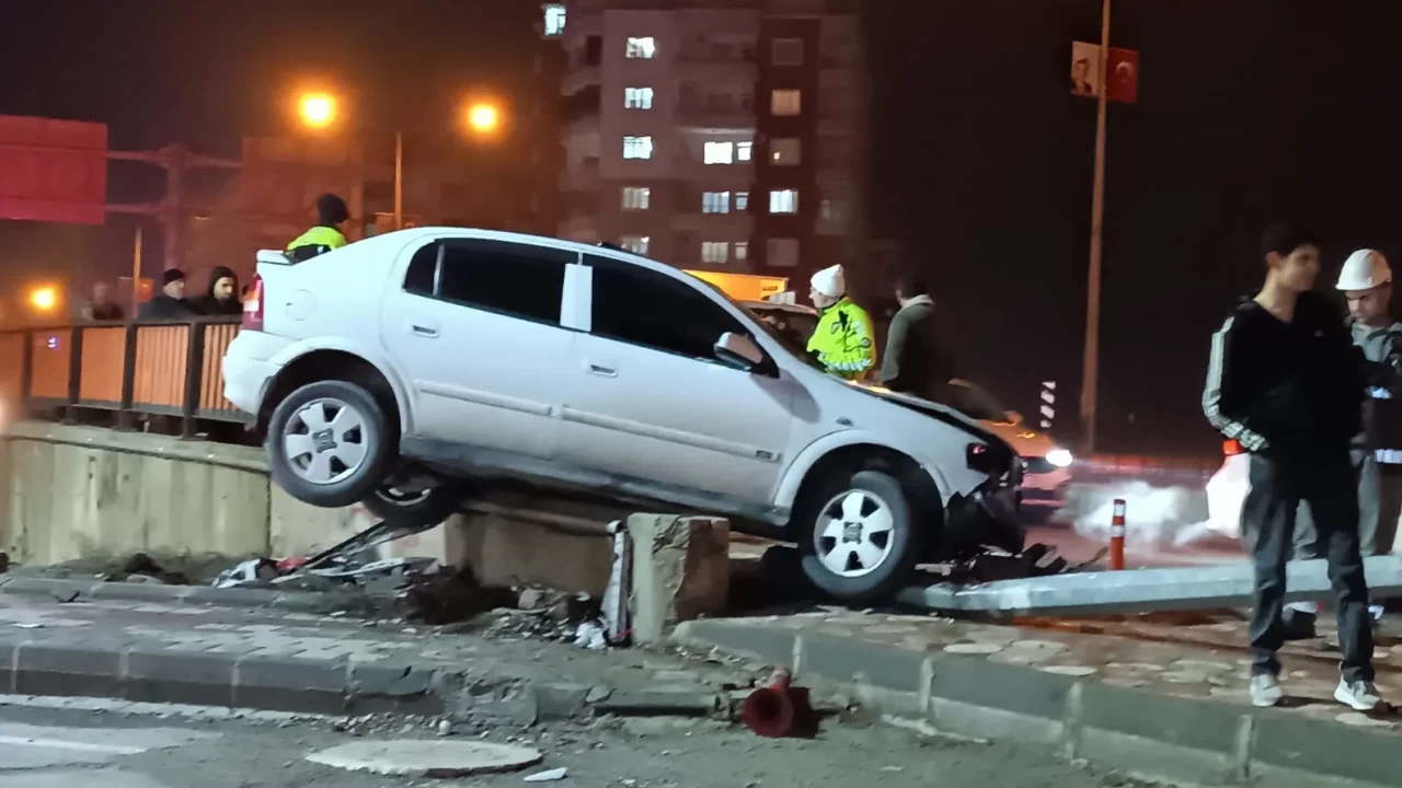 Batman çevre yolunda feci kaza! Otomobil direğe ok gibi saplandı