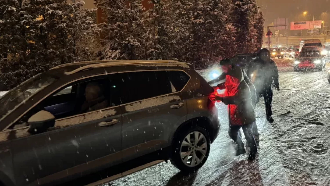 İstanbul'da kar yağışı: Araçlar yolda kaldı