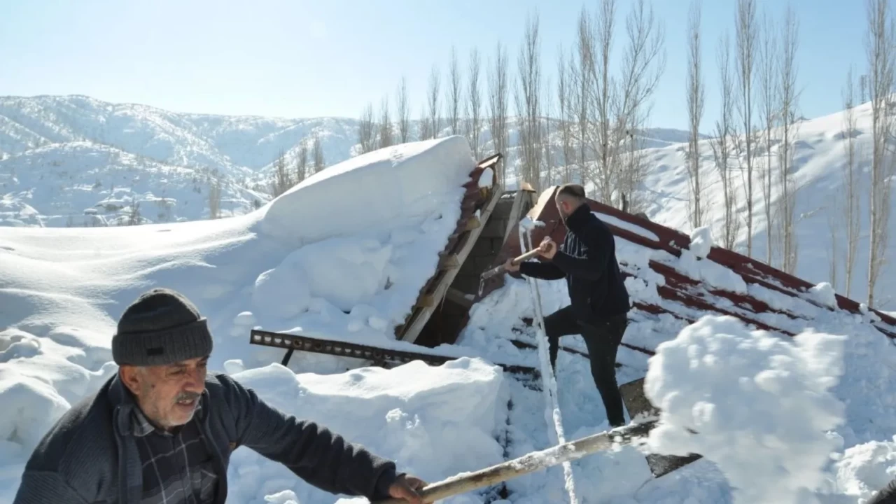 Bitlis’te kar faciası! Ev çatısı yoğun kar yüküne dayanamadı